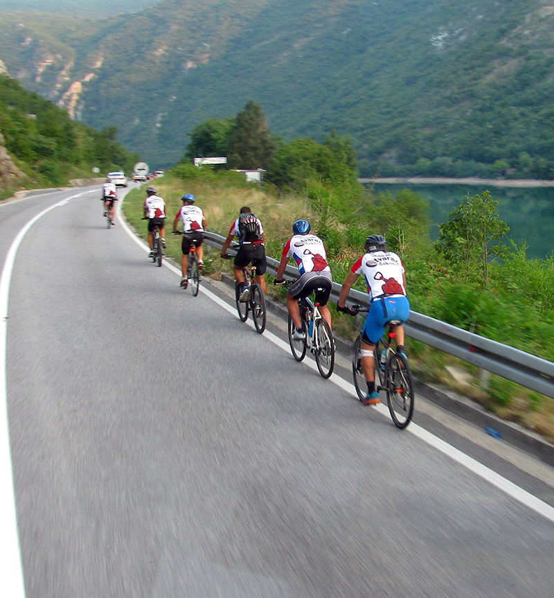 In bici lungolago