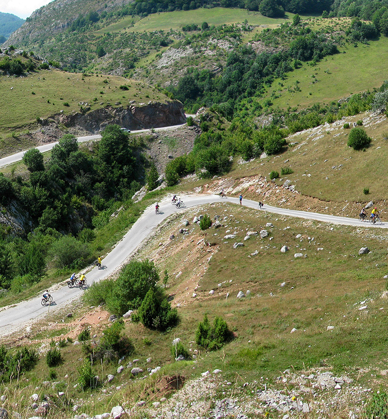 Tornanti di montagna in bici