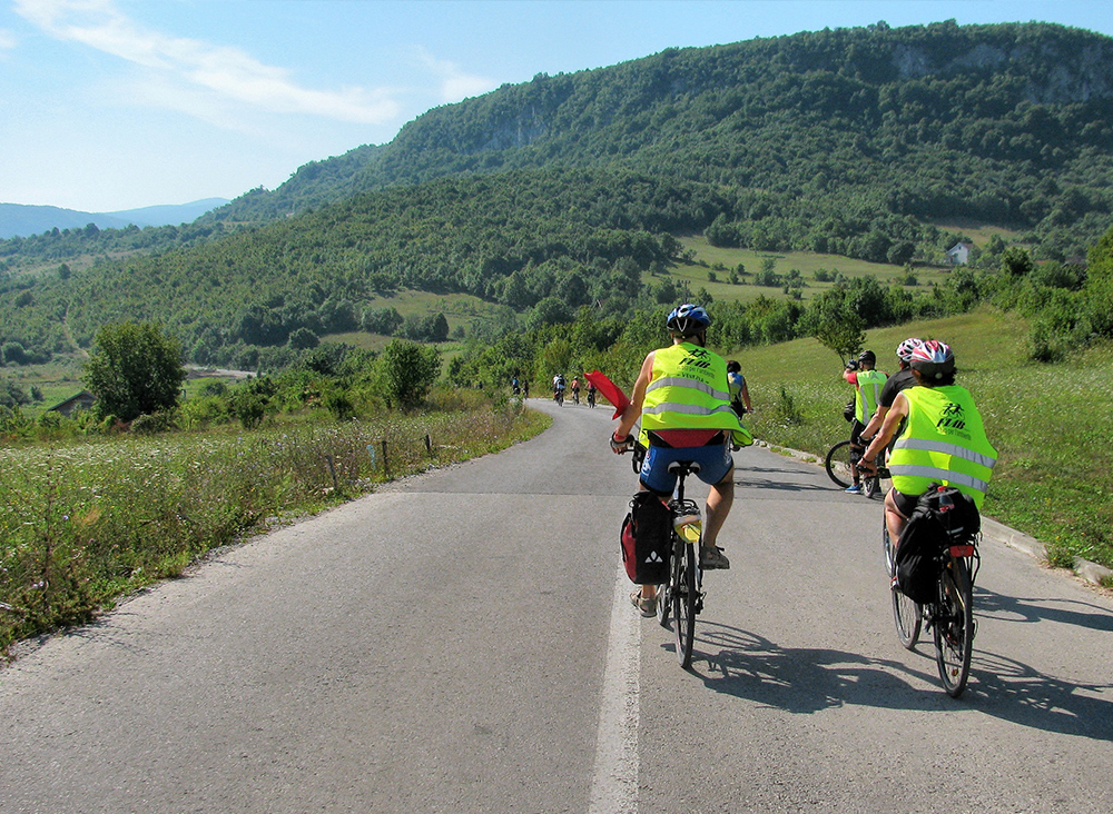 Tutti in bicicletta con il casco