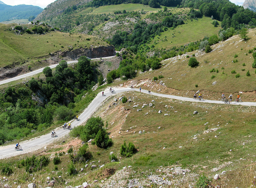 in bici sui tornanti di montagna