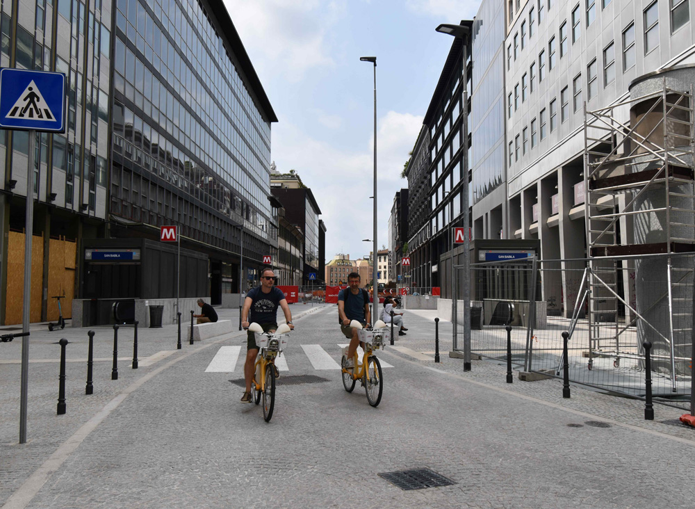 Bike sharing in centro a Milano nuova metro MM blu in piazza San Babila