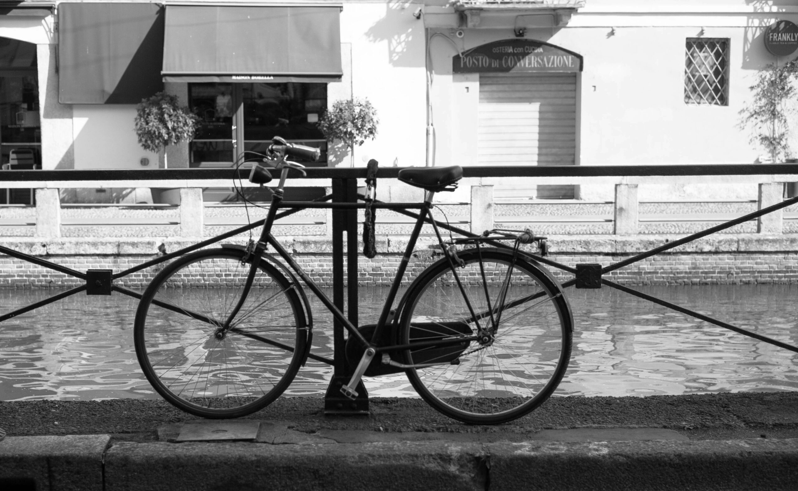 In bici sui navigli di Milano